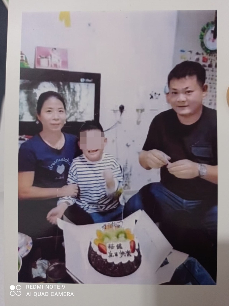 黄燕群(右),生前与妻子及年幼儿子合照 黄燕群(右),生前与妻子及年幼儿子合照