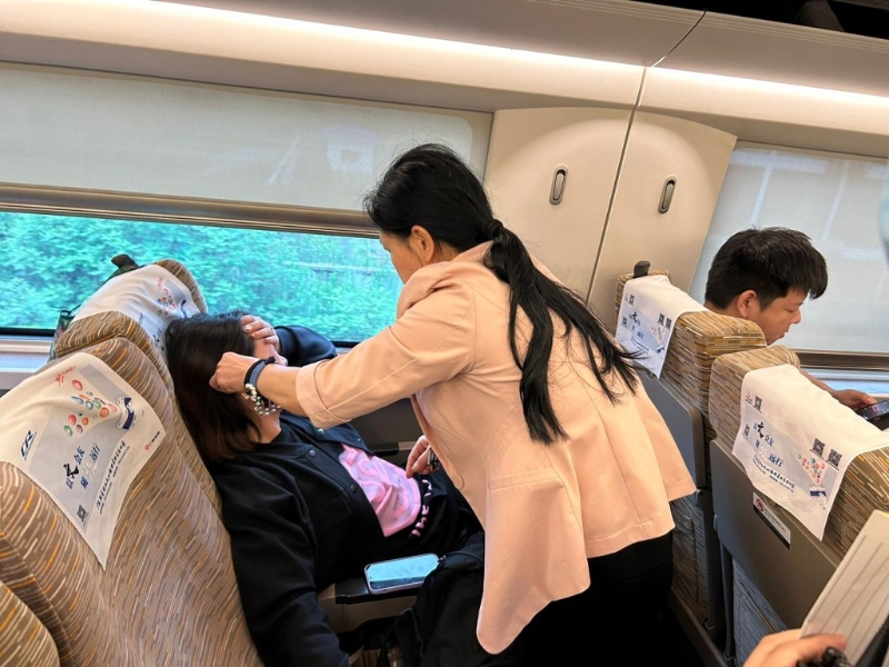 爱心教师盘晓红在高铁展开急救。 本网记者摄
