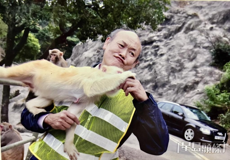 蔡庆熊跟其中一只金毛猴子玩耍，露出趣怪表情。