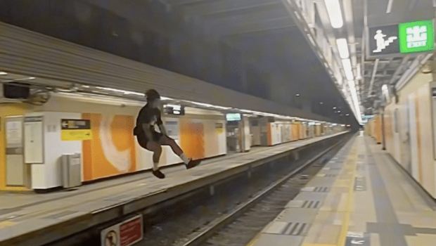 男子港铁玩“飞跃道”