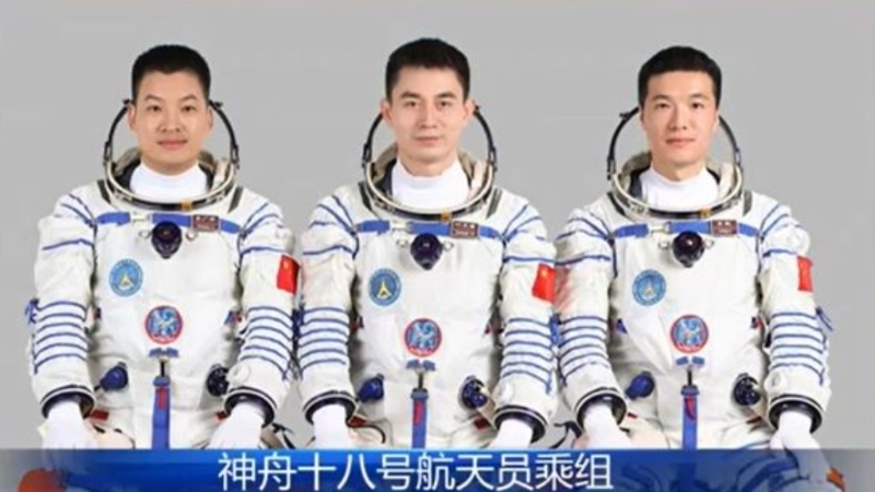 神舟十八号飞行乘组由叶光富、李聪、李广苏组成，叶光富担任指令长。