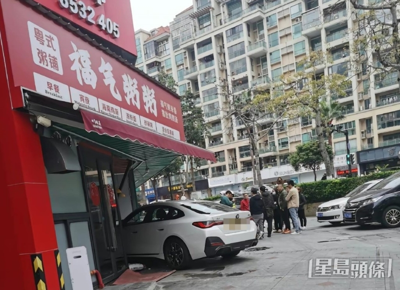 上月初，另一辆港车北上计划下的港车于珠海失事，直铲入粥店，幸无人受伤。