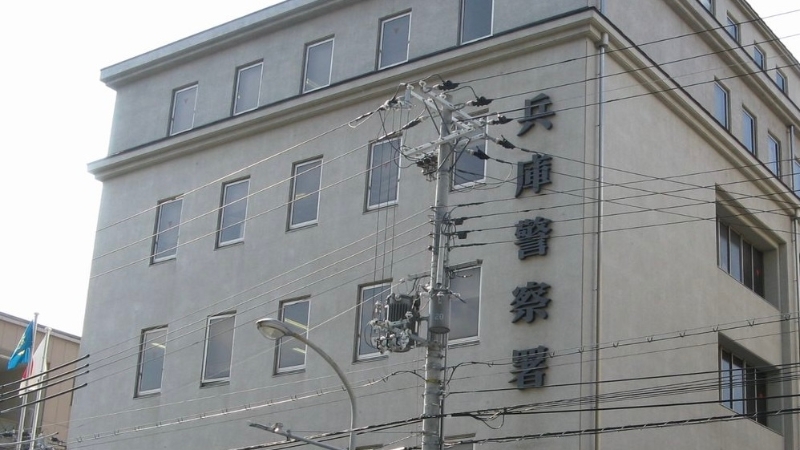 兵库县各自已婚男女警被发现偷情。 X