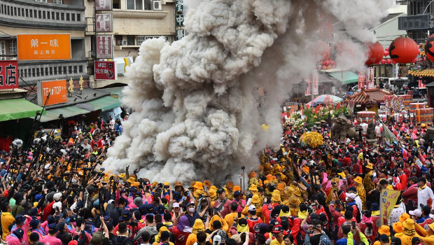 北港朝天宫妈祖绕境人潮挤爆