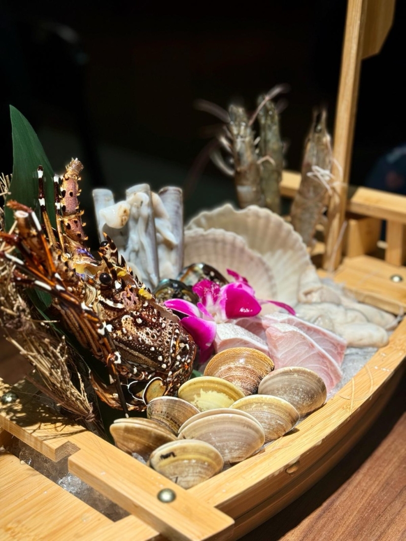 时令海鲜八点盛合选用即日时令海鲜,包括扇贝、鲍鱼、蛏子、北寄贝及生蚝等,当中鱼仲、沙白以及龙虾都是来自本地。 时令海鲜八点盛合选用即日时令海鲜,包括扇贝、鲍鱼、蛏子、北寄贝及生蚝等,当中鱼仲、沙白以及龙虾都是来自本地。