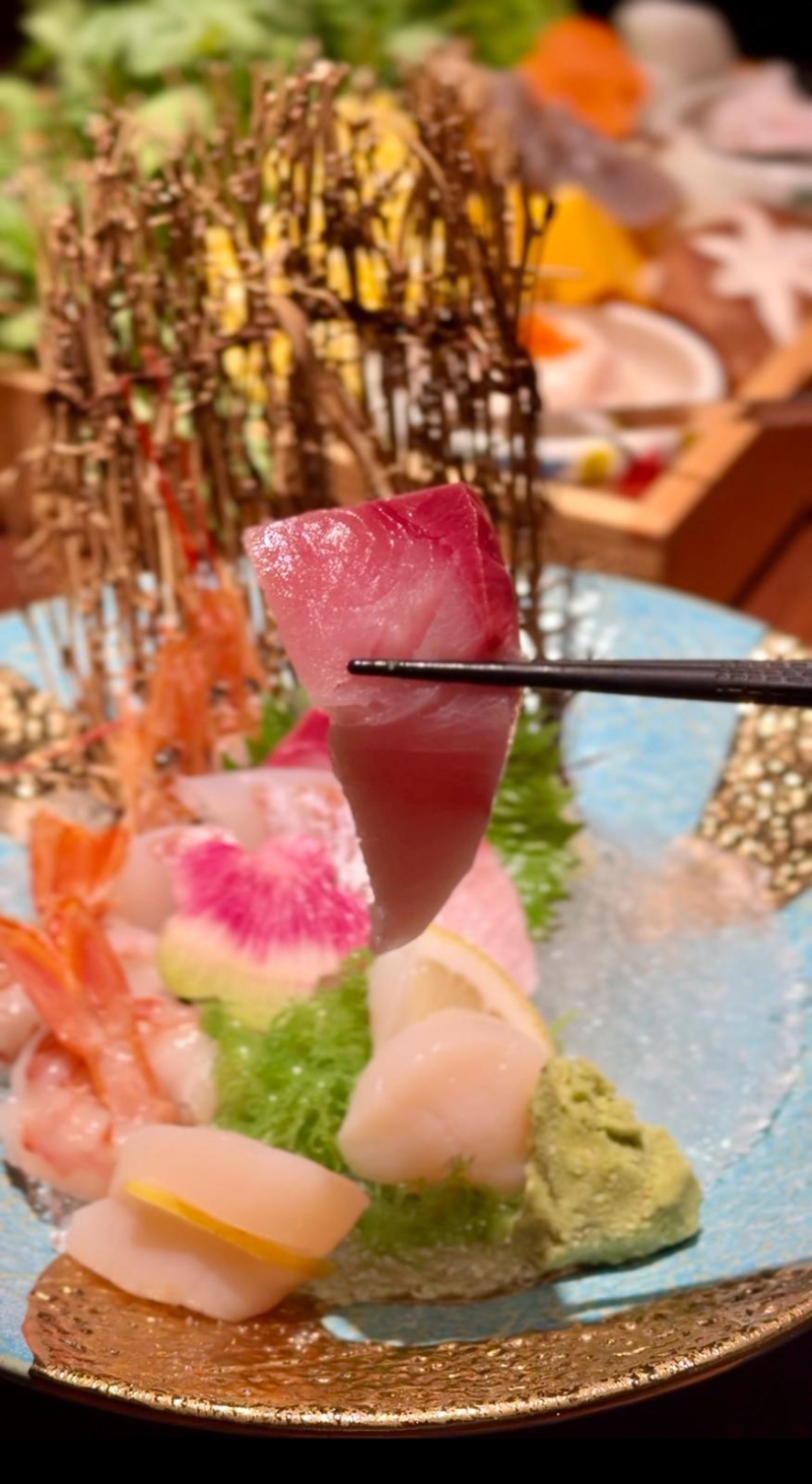油甘鱼充斥鱼油香气,口感清爽;鲷鱼肉质柔嫩,食落十分新鲜。 油甘鱼充斥鱼油香气,口感清爽;鲷鱼肉质柔嫩,食落十分新鲜。