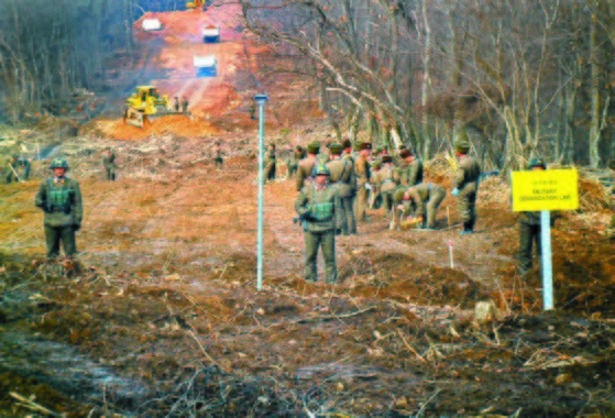 朝鲜在江原道铁原郡箭头高地的道路埋设地雷。 韩国国防部图片 朝鲜在江原道铁原郡箭头高地的道路埋设地雷。 韩国国防部图片