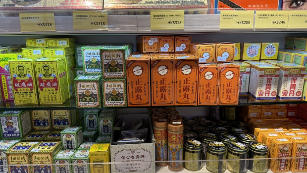 五一｜直击内地团香港手信店，“影射药物”喇叭牌卖贵一倍