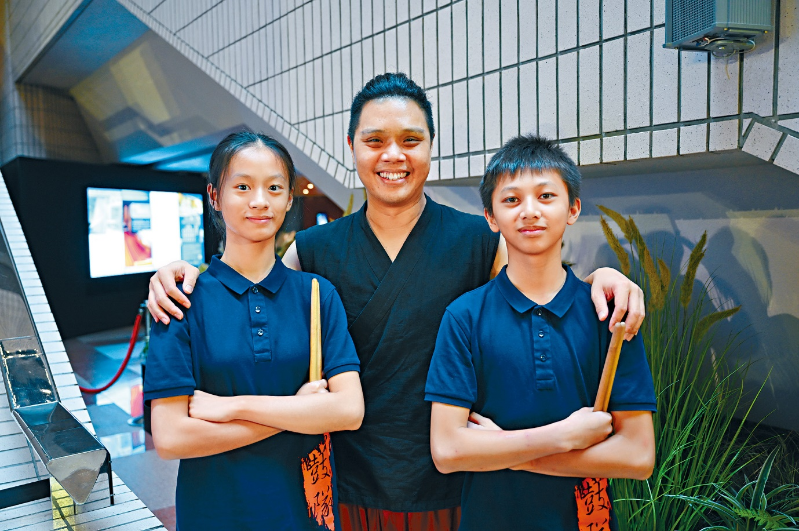赤炼鼓乐团团长梁正杰(中)、王锦辉学校的伍颖榆同学(左)及林沛键同学(右),均表示十分荣幸能够参与这次山西绛州鼓乐艺术团的演出。 赤炼鼓乐团团长梁正杰(中)、王锦辉学校的伍颖榆同学(左)及林沛键同学(右),均表示十分荣幸能够参与这次山西绛州鼓乐艺术团的演出。