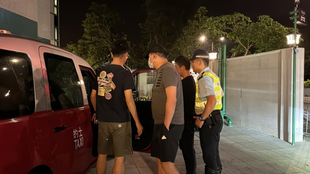 涉案的士司机(戴口罩男子)被警方拘捕。 涉案的士司机(戴口罩男子)被警方拘捕。