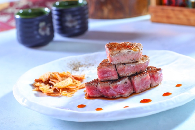 由铁板烧师傅即席炮制的牛肉,新鲜热辣,肉汁丰富,吃起来细嫩可口。 由铁板烧师傅即席炮制的牛肉,新鲜热辣,肉汁丰富,吃起来细嫩可口。
