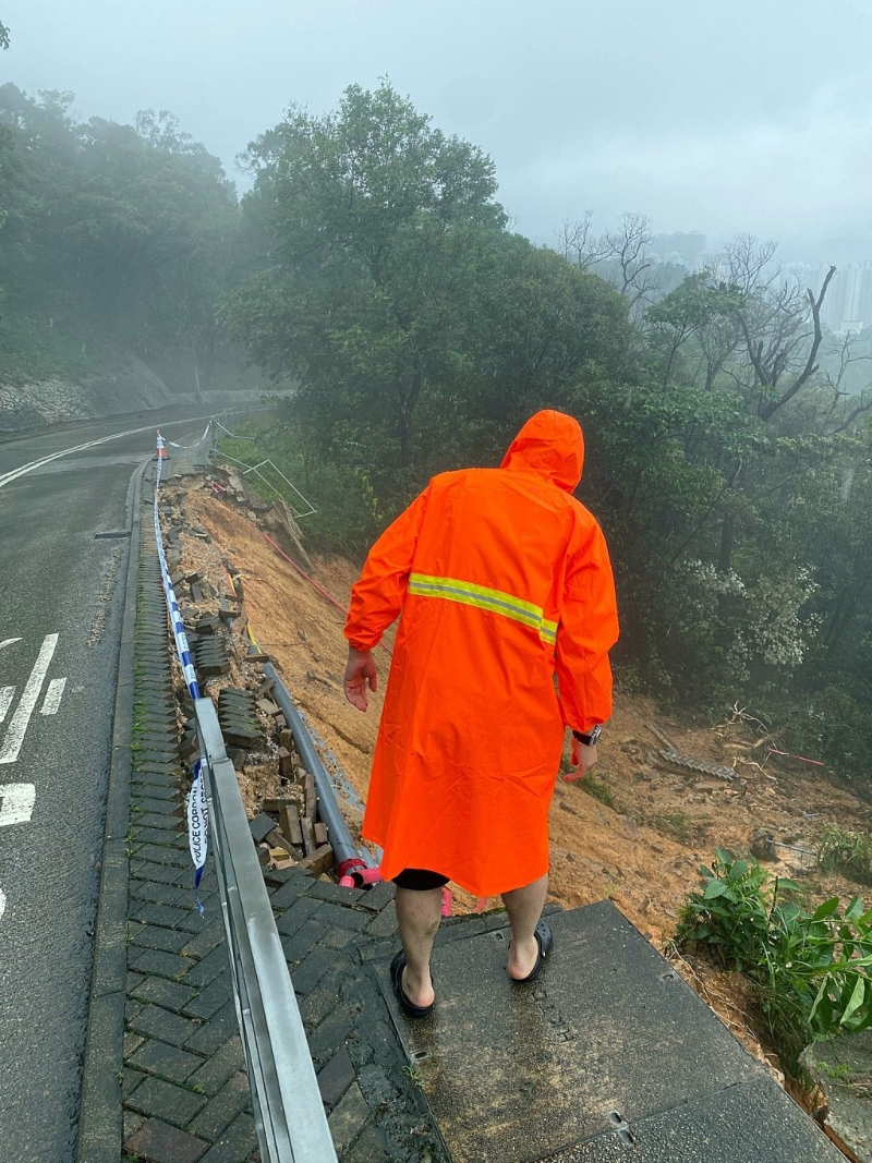 行人路面出现崩塌。