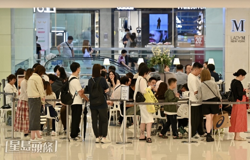 尖沙咀商场人头涌涌。