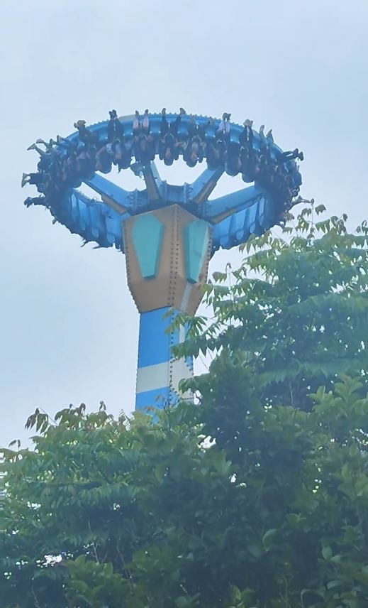 重庆美心红酒小镇景区大摆锤设施昨日一度故障 重庆美心红酒小镇景区大摆锤设施昨日一度故障