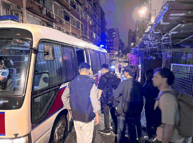 警方将涉案人士带走