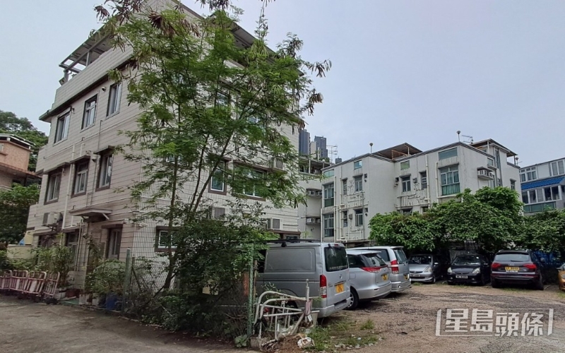 事主夫妇在上水宝石湖路大头岭村附近被车截停。 事主夫妇在上水宝石湖路大头岭村附近被车截停。