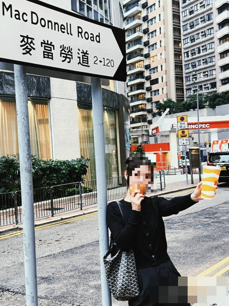不少内地旅客来港特地到麦当劳道，与街道牌来个合照。 （图片来源：小红书@小红书@咩咩今天吃点啥）