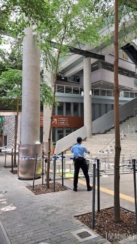 工人维修电灯期间,工作台塌下,工人堕地。林思明摄 工人维修电灯期间,工作台塌下,工人堕地。林思明摄