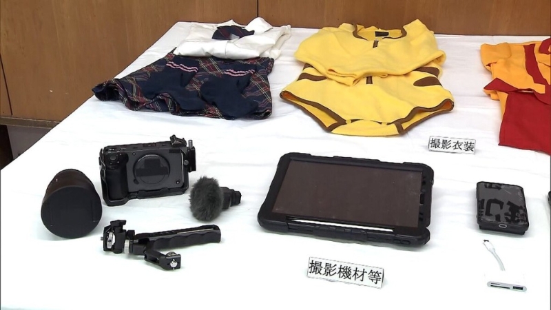 警方展示搜获的涉案器材及衣物。 X 警方展示搜获的涉案器材及衣物。 X