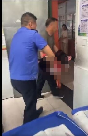 网传有人闯江西小学斩人,最少4学生伤。 网传有人闯江西小学斩人,最少4学生伤。