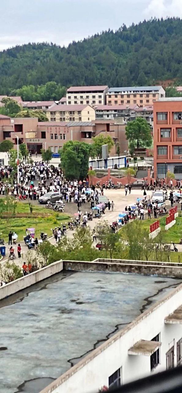 涉事学校遇袭后,学生逃到空地待援。 涉事学校遇袭后,学生逃到空地待援。