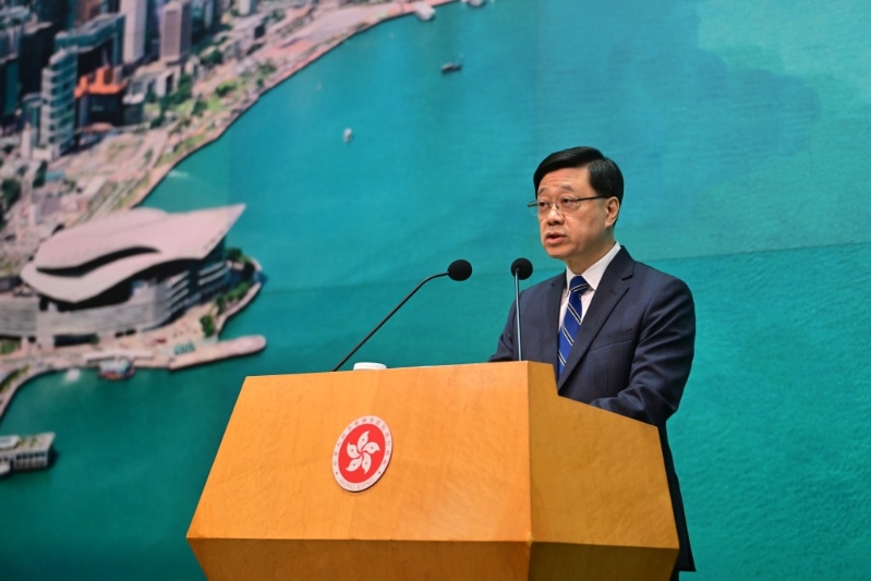 李家超今早（21日）行会前见记者时奉劝大家“唔好咁做”。陈极彰摄