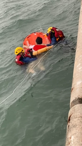 两名消防员率先落水将男子救起。 两名消防员率先落水将男子救起。