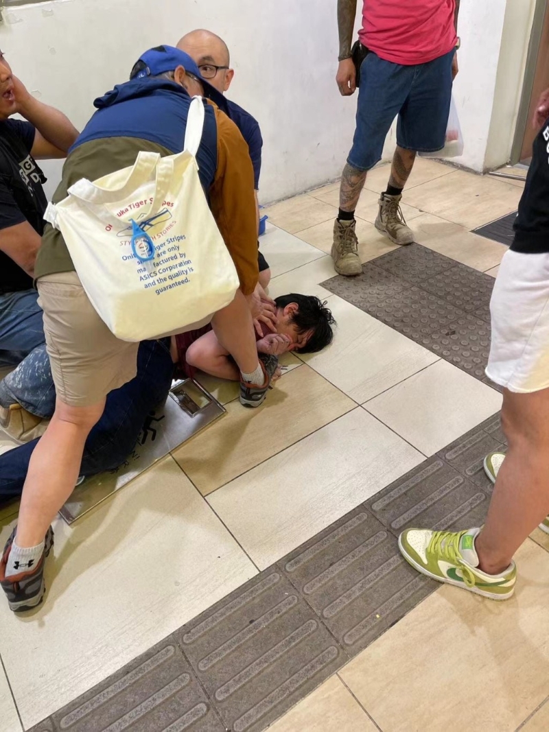 男子被制服 男子被制服