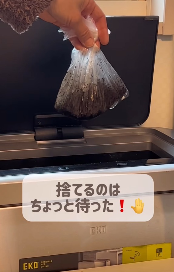经冲泡的咖啡渣含有大量水分,必须跟着做以下5个步骤,才可会发霉,可作除臭剂之用。 经冲泡的咖啡渣含有大量水分,必须跟着做以下5个步骤,才可会发霉,可作除臭剂之用。