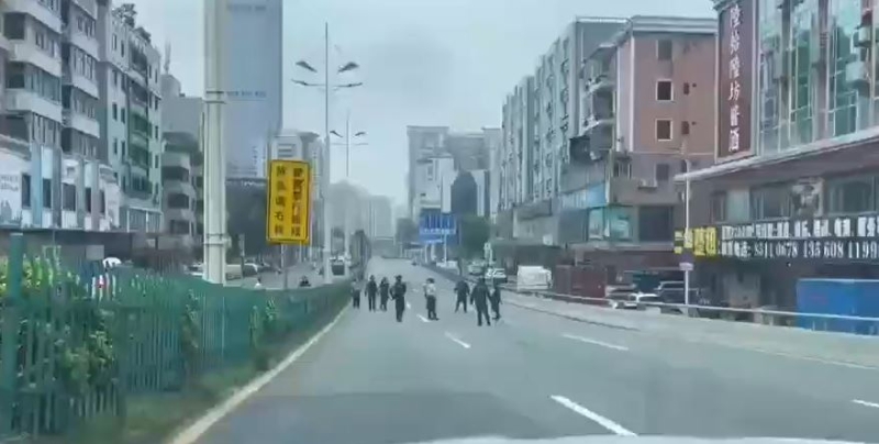 与警方对峙