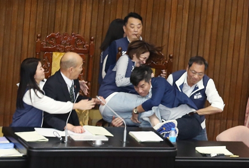 绿委钟佳滨(中右)擒抱蓝委陈菁徽(中左) 绿委钟佳滨(中右)擒抱蓝委陈菁徽(中左)