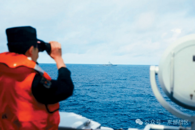 解放军南通舰与台湾舰艇目视仅距0.6海里。 解放军南通舰与台湾舰艇目视仅距0.6海里。