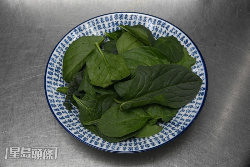 菠菜作配菜。 菠菜作配菜。