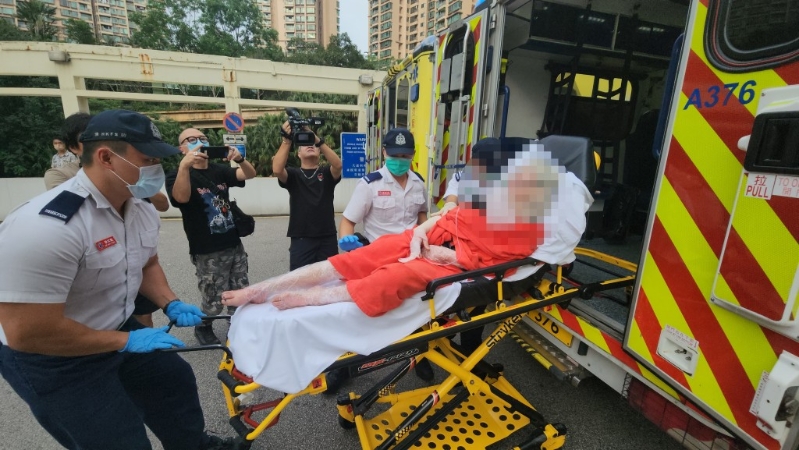 女子送伊利沙伯医院抢救时痛苦呻吟。 女子送伊利沙伯医院抢救时痛苦呻吟。