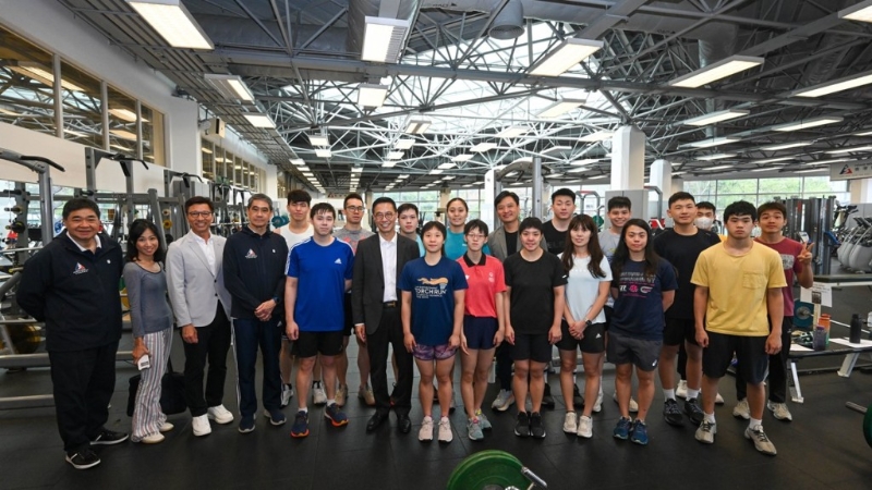 杨润雄(前排左六)和体育专员黄德森(前排左三)到访香港体育学院。政府新闻处 杨润雄(前排左六)和体育专员黄德森(前排左三)到访香港体育学院。政府新闻处