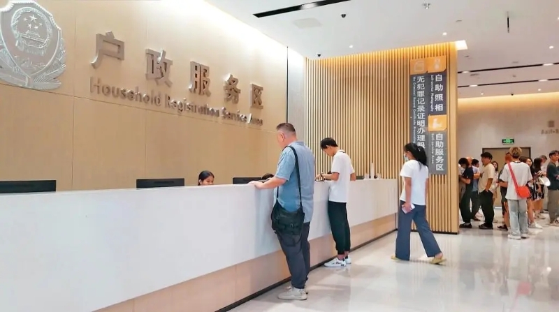 内地的指定行政服务中心受理港人申请居住证。 内地的指定行政服务中心受理港人申请居住证。