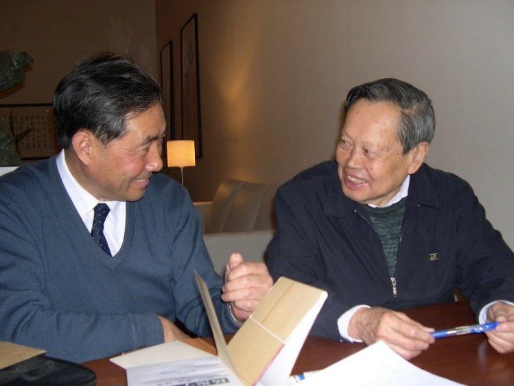 2004年马中骐在清华大学杨振宁先生家讨论理论物理问题。 2004年马中骐在清华大学杨振宁先生家讨论理论物理问题。