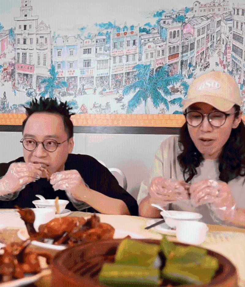 C君、陆永吃烤乳鸽,吃得津津有味。 C君、陆永吃烤乳鸽,吃得津津有味。