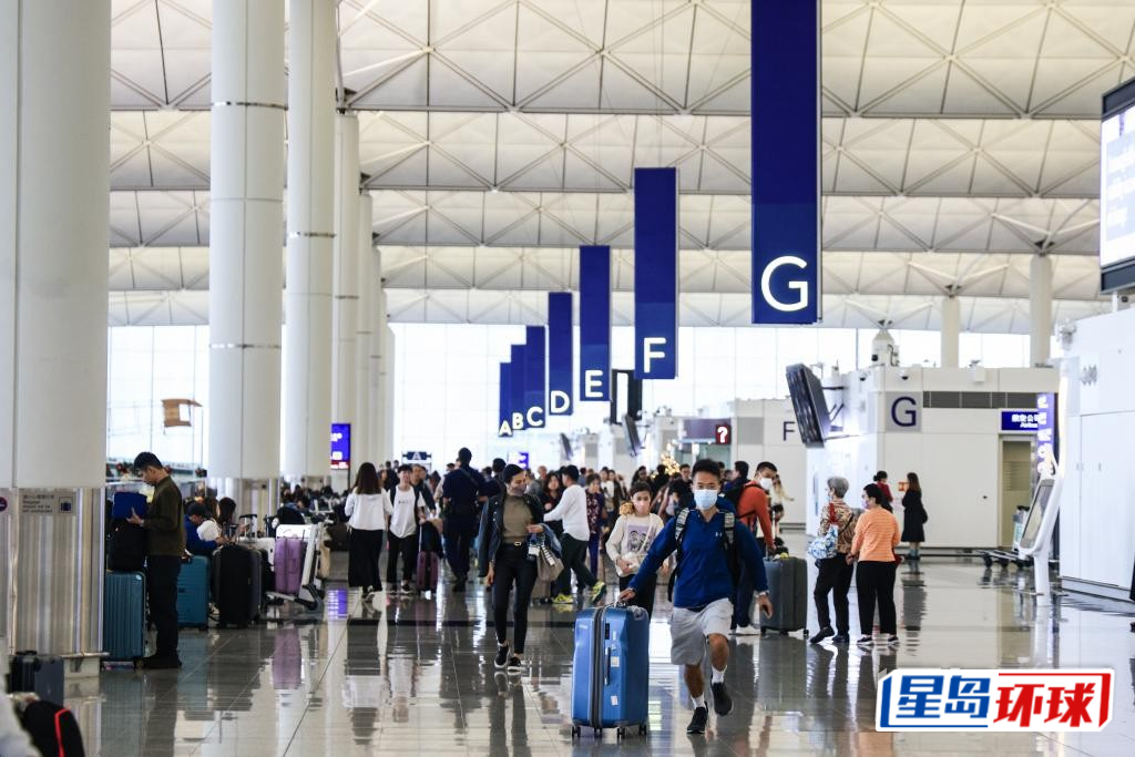 有空服人员表示,乘客需要提高航空安全意识。 有空服人员表示,乘客需要提高航空安全意识。