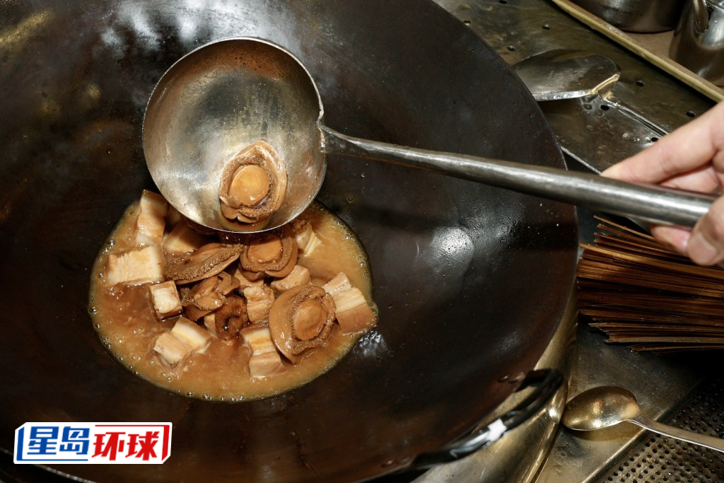 鲍鱼和腩肉需要各自焖煮。