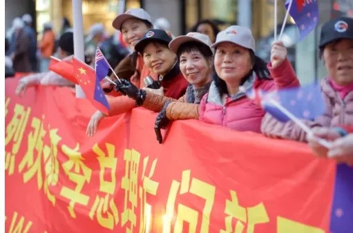 当地华人到机场欢迎 当地华人到机场欢迎