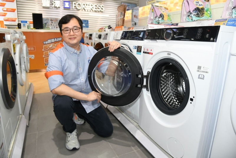 丰泽Senior Customer Advisor Ivan Cheung指洗完衫后,打开洗衣机盖子透气,以防异味,避免细菌滋生。 丰泽Senior Customer Advisor Ivan Cheung指洗完衫后,打开洗衣机盖子透气,以防异味,避免细菌滋生。