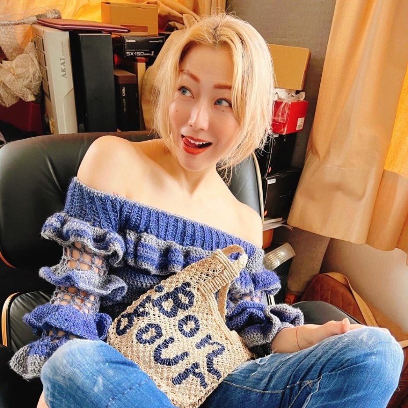 天后郑秀文穿着露肩上衣及牛仔裤, 配衬The Jacksons的Bonjour Stellina天然黄麻手袋 天后郑秀文穿着露肩上衣及牛仔裤, 配衬The Jacksons的Bonjour Stellina天然黄麻手袋
