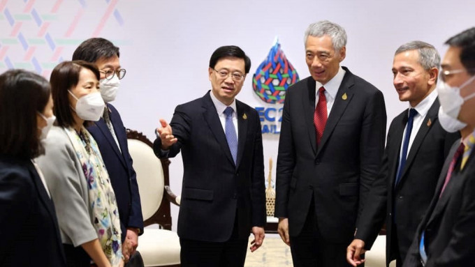 前年11月泰国的APEC会议,李家超曾与时任新加坡总理李显龙举行双边会谈。 资料图片 前年11月泰国的APEC会议,李家超曾与时任新加坡总理李显龙举行双边会谈。 资料图片