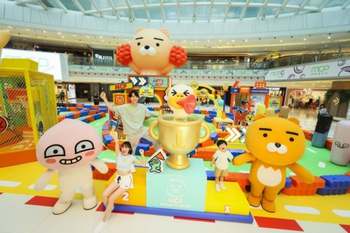 场内特设6大打卡位及3大运动游乐体验区,多位KAKAO FRIENDS人气角色穿梭其中。 场内特设6大打卡位及3大运动游乐体验区,多位KAKAO FRIENDS人气角色穿梭其中。