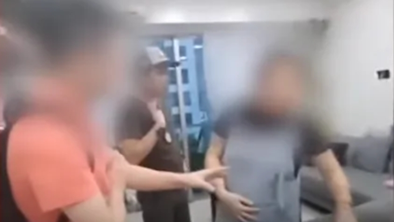 被捕孕妇(右一)为绑架勒索集团头目之一。 被捕孕妇(右一)为绑架勒索集团头目之一。