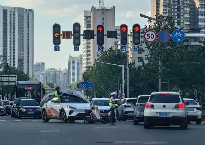 交警处理萝卜快跑撞倒大妈的事故。 交警处理萝卜快跑撞倒大妈的事故。