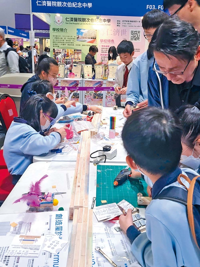 早前靓中制作了香港学界第一条师生协力自造的辘辘小车比赛标准路轨备受瞩目,本月初靓中更获邀举办「校际DERBY方程式比赛同乐日2024」,再展所长。 早前靓中制作了香港学界第一条师生协力自造的辘辘小车比赛标准路轨备受瞩目,本月初靓中更获邀举办「校际DERBY方程式比赛同乐日2024」,再展所长。