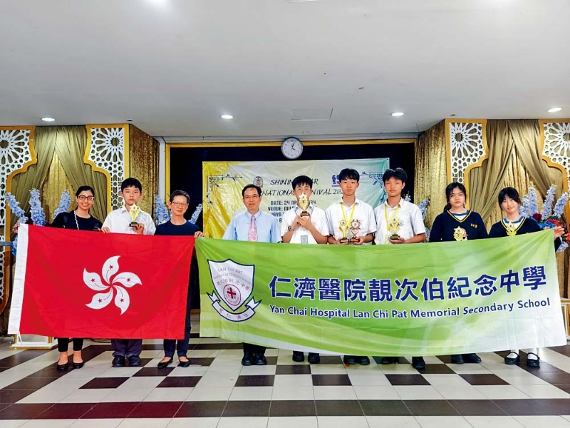 靓中学生于2024年4月24日到马来西亚参加English Benchmark International Collaborations - Shining Star International Carnival 2024,香港队伍在不同比赛项目喜获一金、两铜及多项特别金奖,表现出色。 靓中学生于2024年4月24日到马来西亚参加English Benchmark International Collaborations - Shining Star International Carnival 2024,香港队伍在不同比赛项目喜获一金、两铜及多项特别金奖,表现出色。