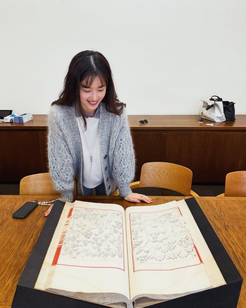 章泽天表示原来英国第一本中文书是牛津大学于1604年购得。